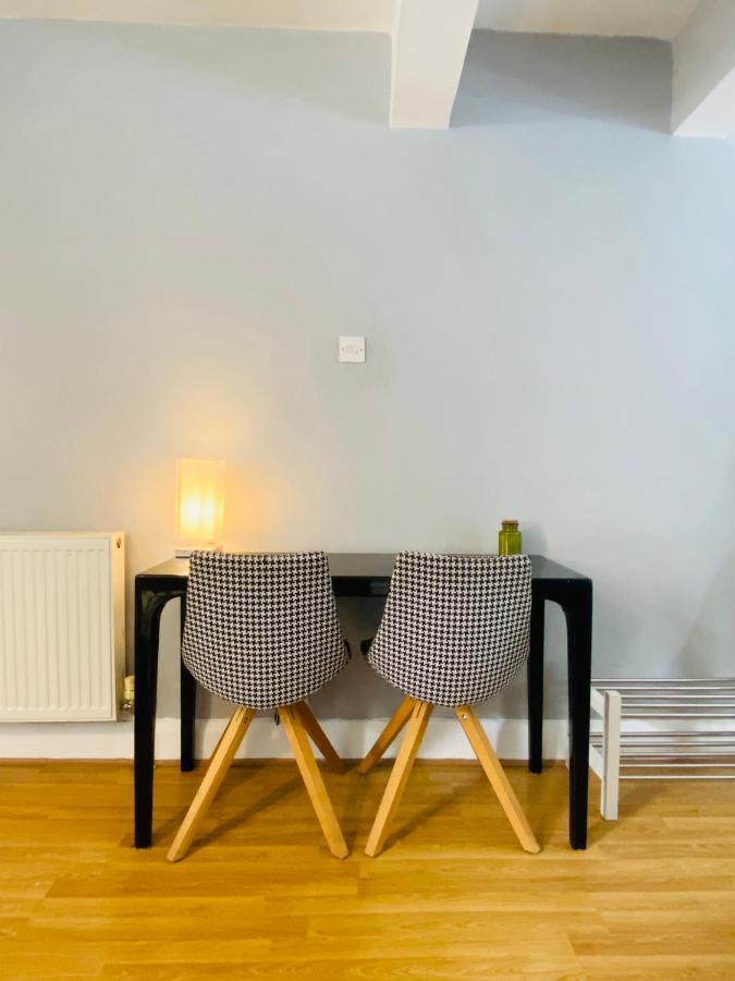 Medway Getaway - 3 Bed Home With Luxury Bathroom Chatham  Exterior photo
